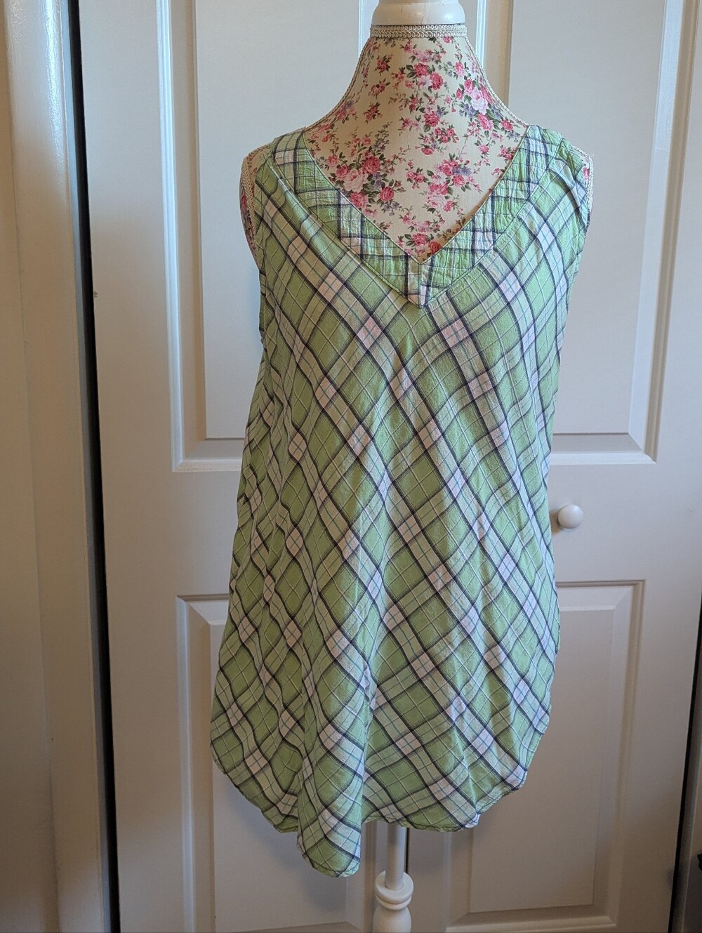 Liz Claiborne Light Green Plaid V-Neck Sleeveless Tank